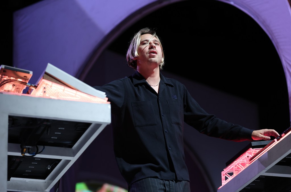 Flume e Emma Louise lançam álbum colaborativo intitulado 'DUMB'