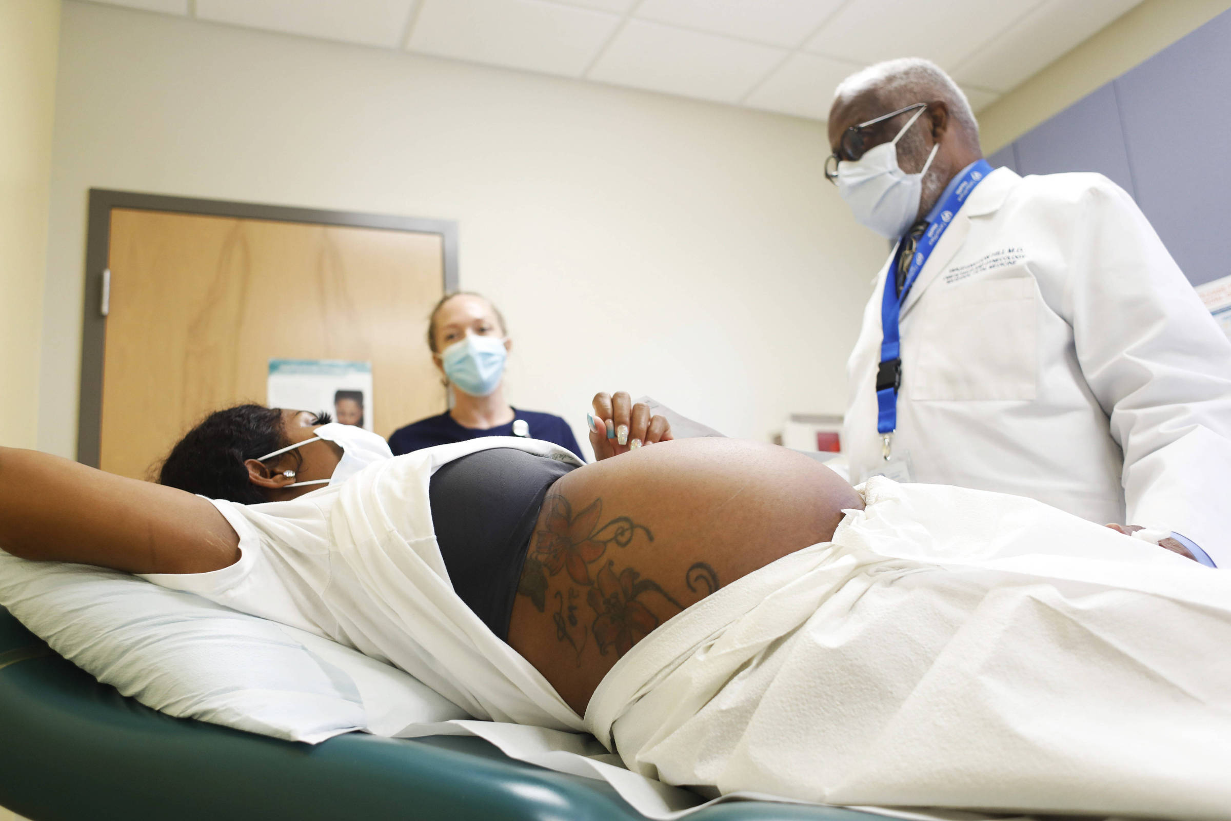 Paciente grávida de seu primeiro filho é examinada em clínica em Sarasota, na Flórida (EUA) (Foto: Octavio Jones - The New York Times)