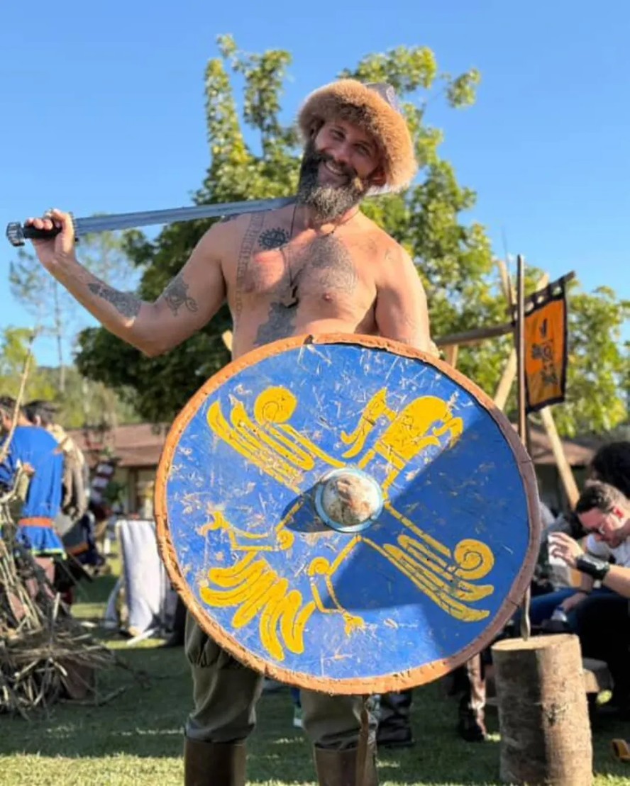 Brasileiro abandona carreira para viver como viking com espadas medievais em SP