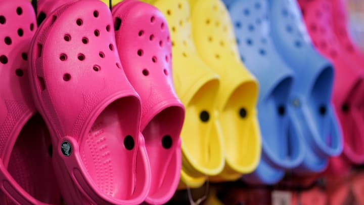 Tarifas de Trump afetam ações de varejo; Crocs e Lululemon entre os mais impactados