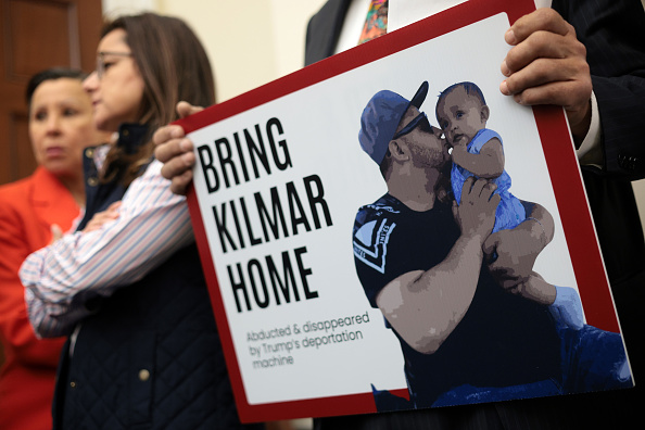 Cartaz escrito "Traga Kilmar para casa" (Foto: Alex Wong//Getty Images)