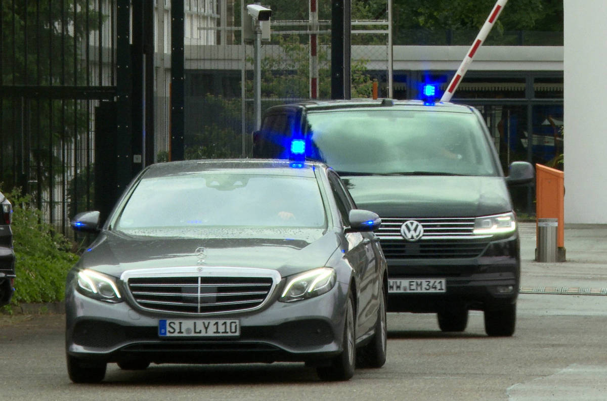 Adolescentes presos, suspeitos de formar um grupo terrorista de extrema direita, são transferidos pela polícia após depoimento no Ministério Público Federal alemão, em Karlsruhe (Foto: Timm Reichert/Reuters)