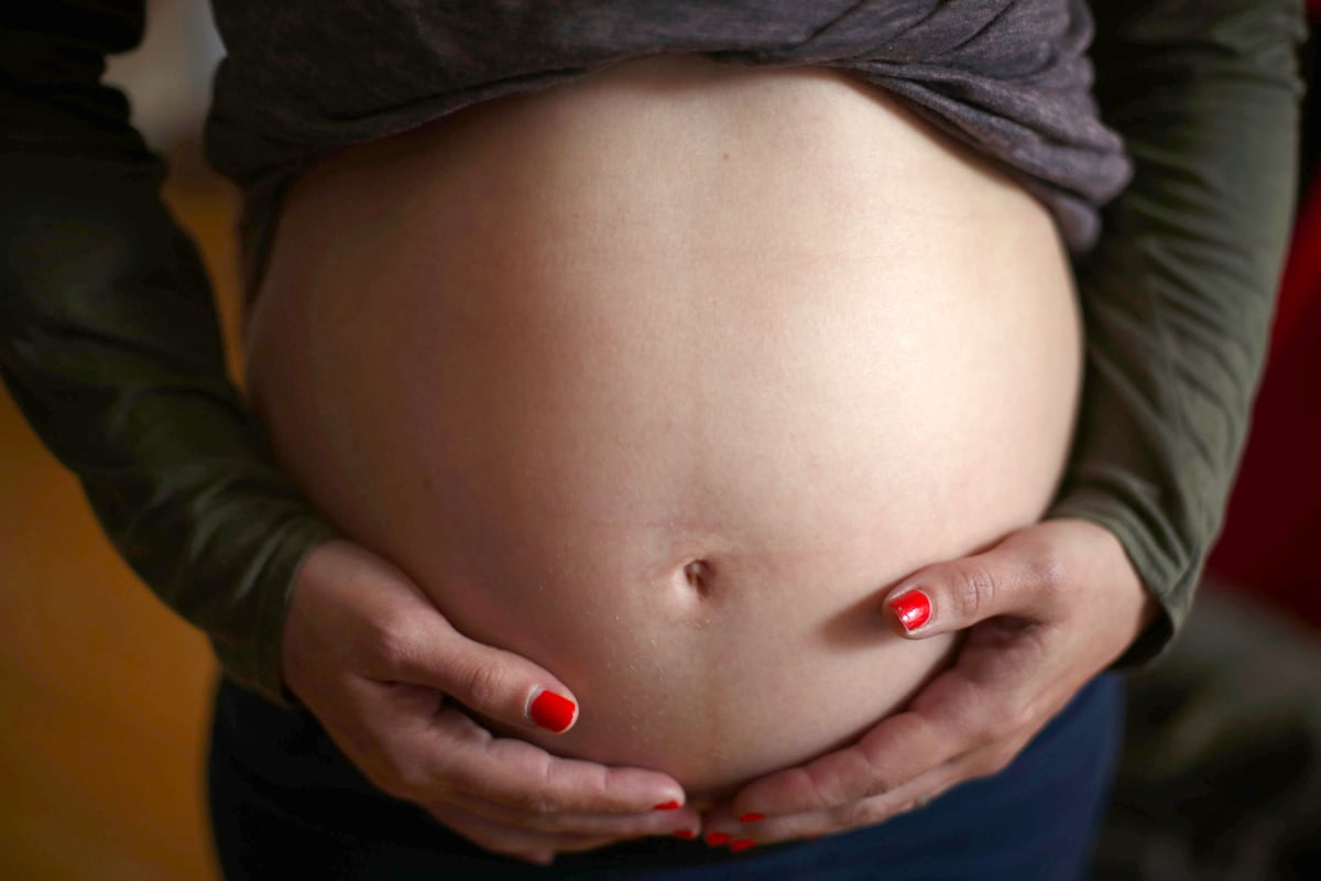 Uma mulher grávida se segura o ventre. (Foto: Yui Mok - PA Images (PA Images via Getty Images))