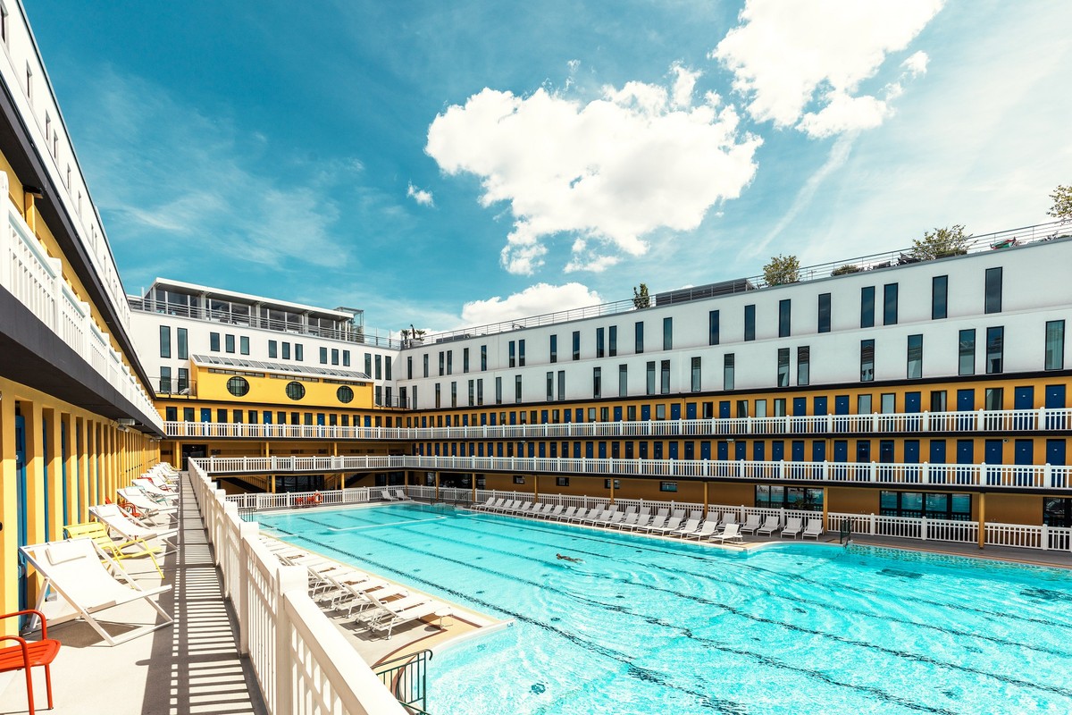 Hotel Molitor Paris revive história do biquíni com sua icônica piscina e Tarzan como salva-vidas