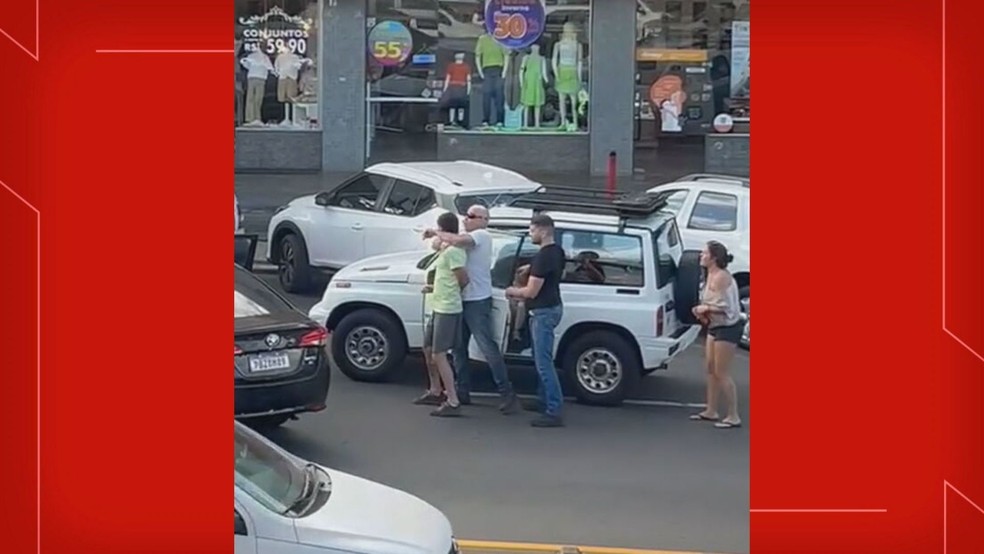 Policiais imobilizam pai com mata-leão e abandonam filho de 5 anos no local