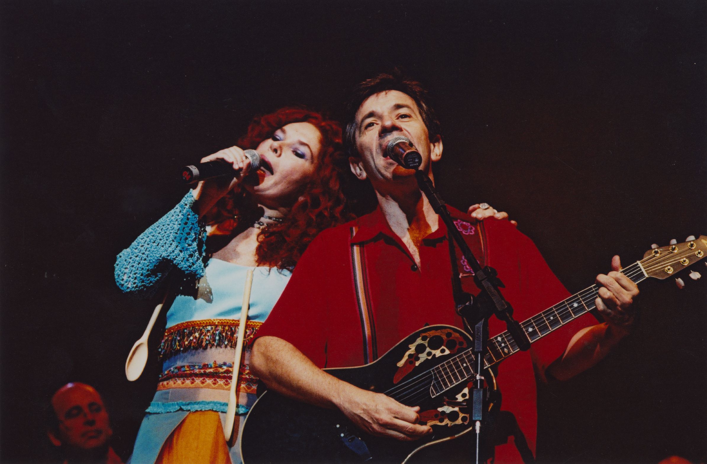 Fotografia de Sandra Peres e Paulo Tatit em show natalino realizado na Sala S&atilde;o Paulo, 2003.