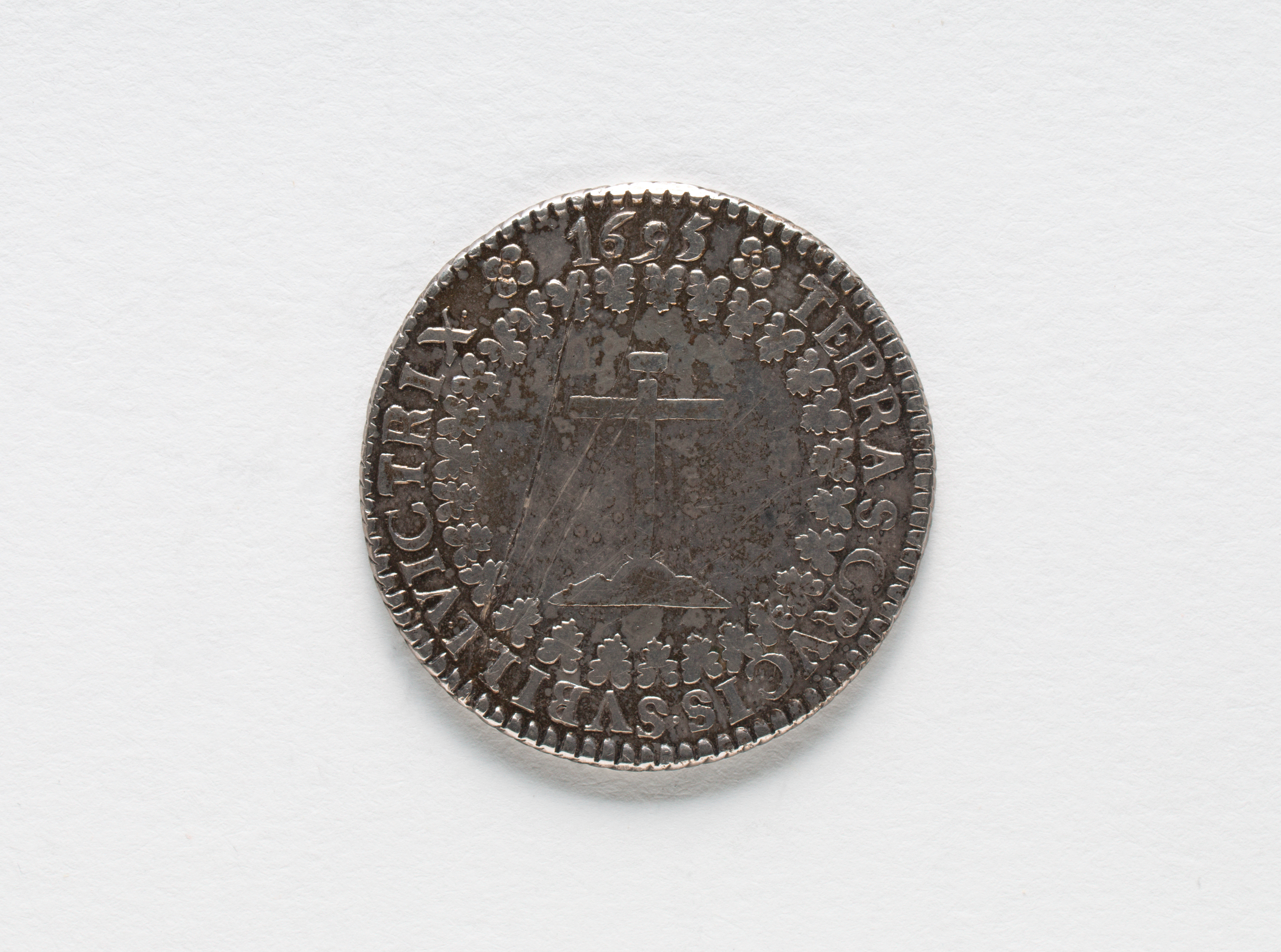 Raro ensaio monetário de prata Terra de SantaCruz (da Casa da Moeda da Bahia), cunhado em1695, no valor de 640 réis