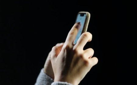 Madrugada - Homens que se identificaram como venezuelanos pedem comida a motorista e furta smartphone