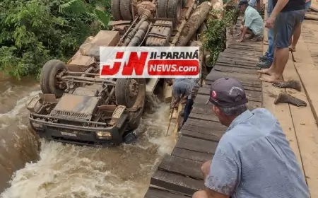 Motorista morre após ponte cair com caminhão carregado