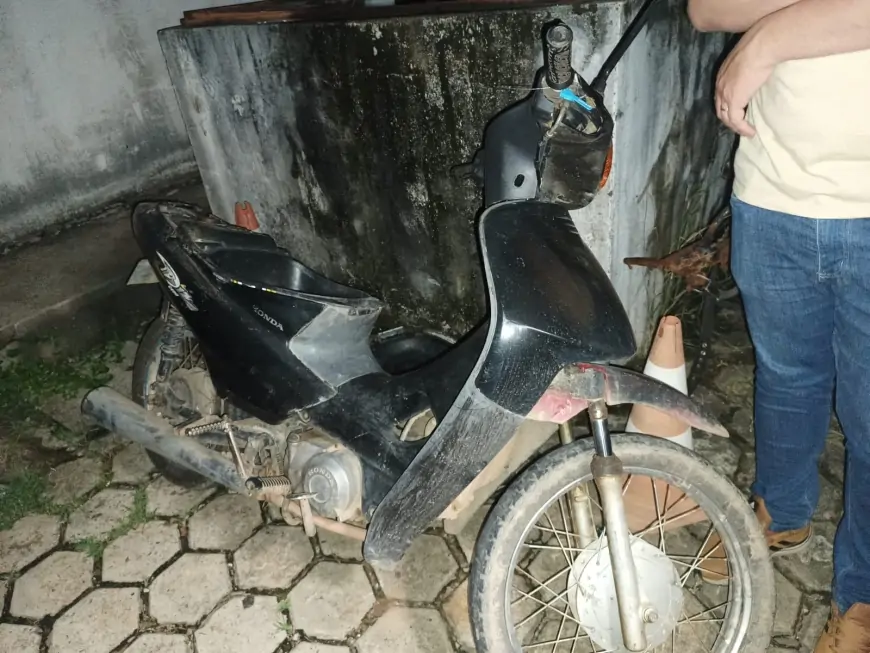 Ji-Paraná News - Escândalo na Avenida Maringá: Condutor Sem Habilitação é Detido com Motoneta de Placa Falsificada