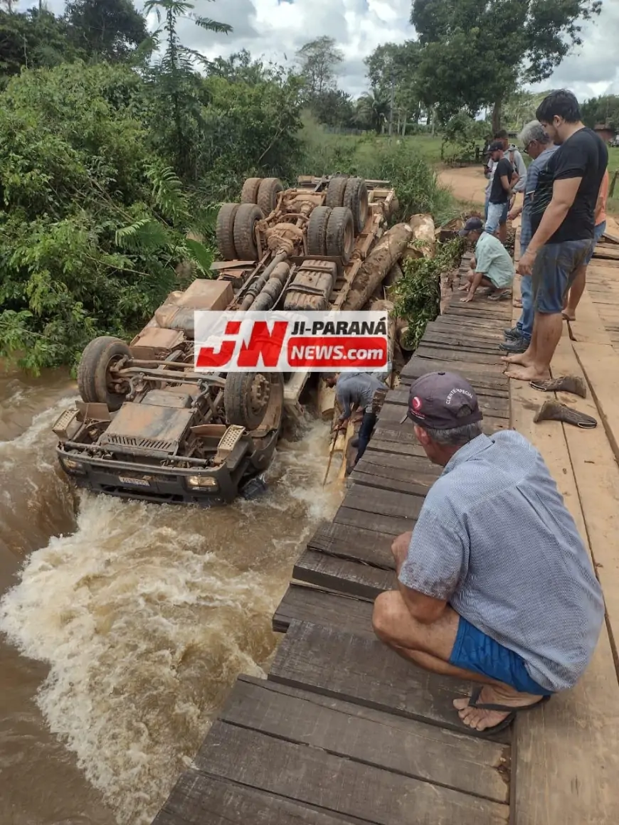 Motorista morre após ponte cair com caminhão carregado