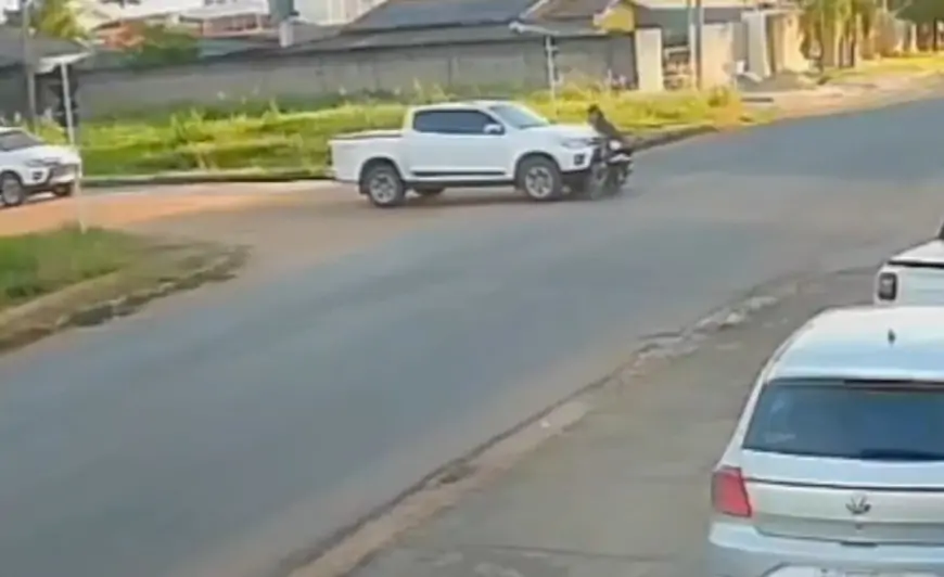 Gravíssimo Acidente em Ji-Paraná: Camionete Atravessa Preferencial e Colide com Motociclista