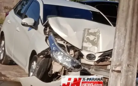 Madrugada - Mulher perde o controle de direção e colide em poste de energia