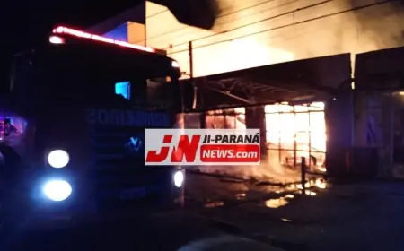 Madrugada - Ponto comercial é tomado por chamas de fogo por motivo desconhecido no bairro Nova Brasília
