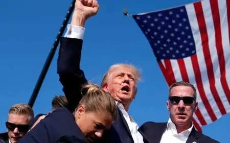 Uma participante do comício foi morta e outros dois ficaram gravemente feridos, Trump passa bem