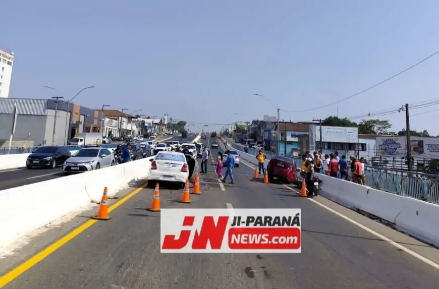 Acidente sobre a ponte do Rio Machado deixa grande congestionamento