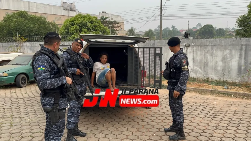 Mulher é Conduzida pela Polícia Militar Após Apreensão de Droga