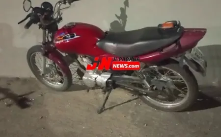 Mulher perde o controle de veículo e colide contra lixeira