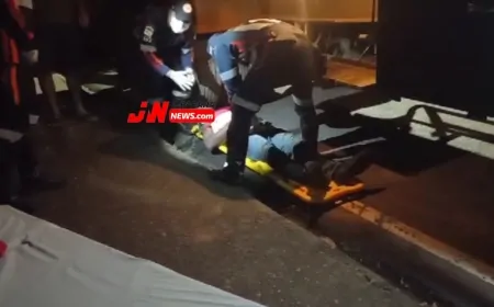 Homem é Socorrido pelo SAMU em Situação de Perigo com Carreta Estacionada