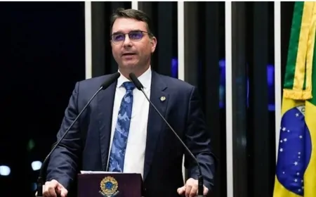 Flávio Bolsonaro prevê apoio de 54 senadores para impeachment de Moraes