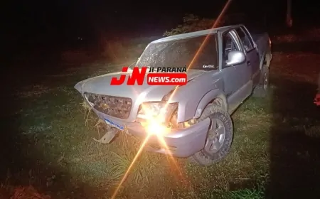 Capotamento de caminhonete em rotatória de Ji-Paraná deixa quatro feridos