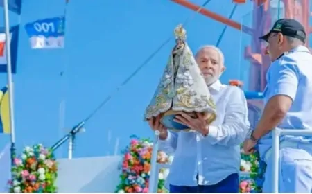 Lula participa do Círio de Nazaré e os fiéis gritam: "Vai roubar a santa"