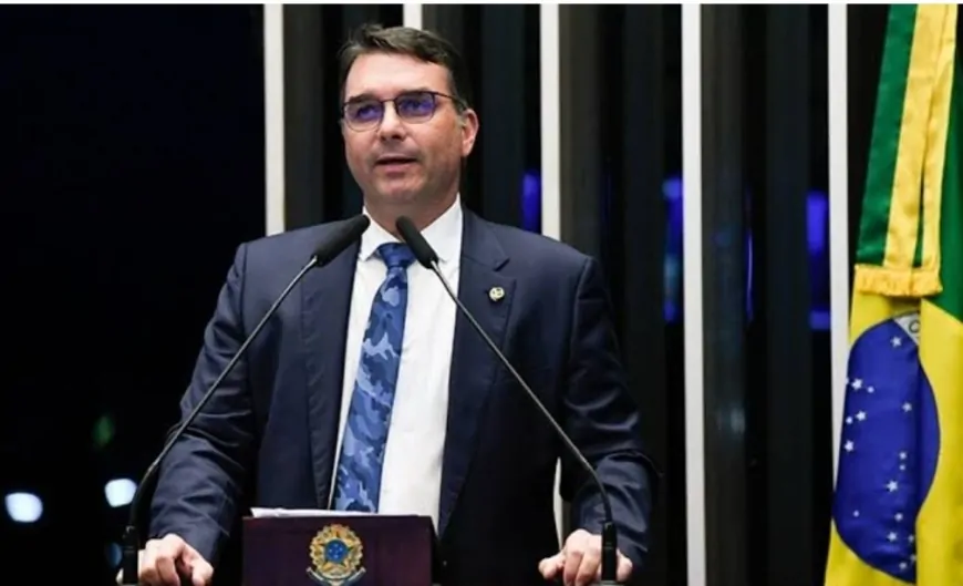 Flávio Bolsonaro prevê apoio de 54 senadores para impeachment de Moraes