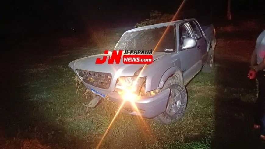 Capotamento de caminhonete em rotatória de Ji-Paraná deixa quatro feridos