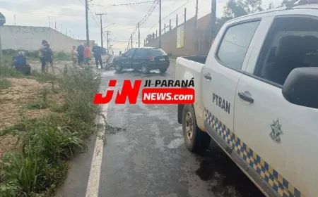 Conversão indevida resulta em colisão entre carro e motocicleta 