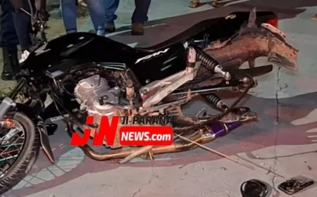 Jovens sofrem acidente ao empinar moto e ficam gravemente feridos