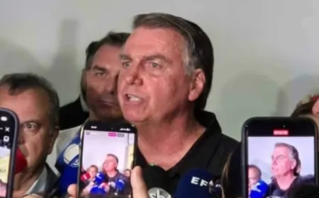 Em coletiva do Aeroporto de Brasília, Bolsonaro cita casal ji-paranaense ao ser questionado sobre Golpe, 8 de Janeiro e outros assuntos