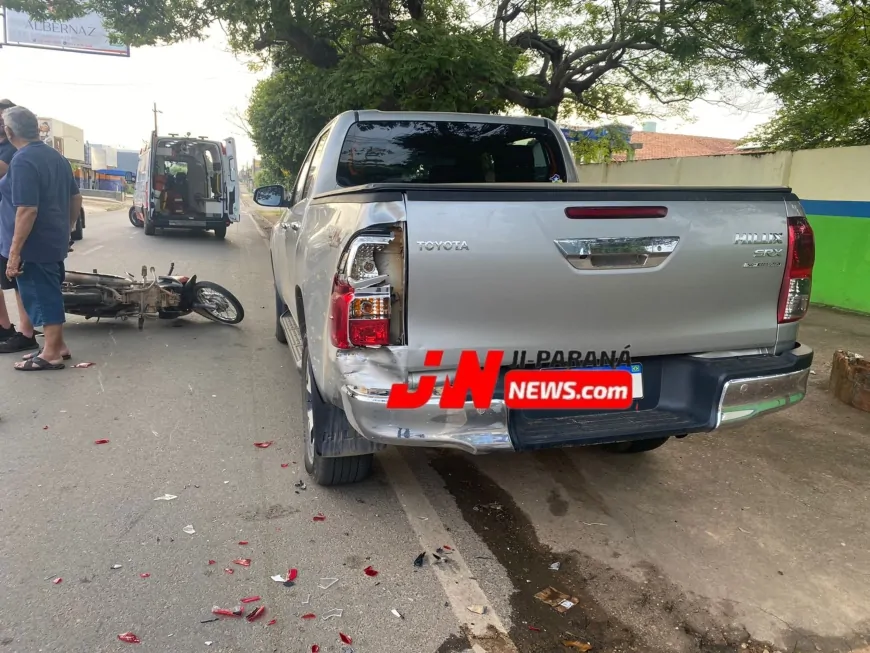 Motociclista bate em caminhonete estacionada e é hospitalizado em Ji-Paraná