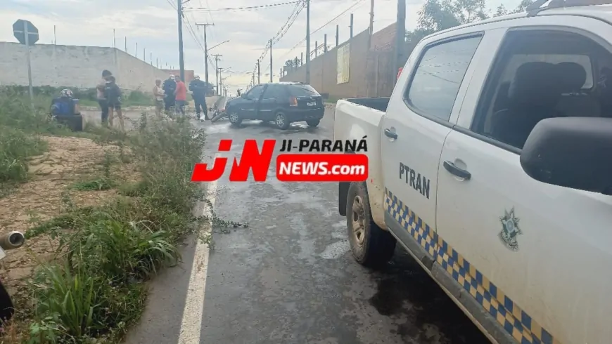 Conversão indevida resulta em colisão entre carro e motocicleta 