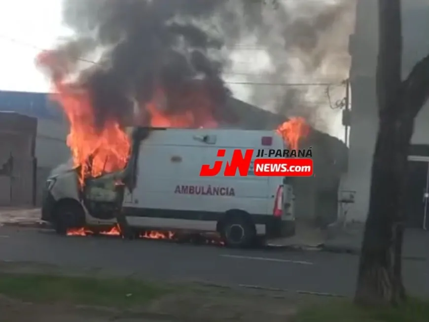 Corpo de Bombeiros Controla Incêndio em Ambulância