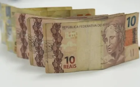 Desvalorização do Real causa fuga em massa de investidores no Brasil