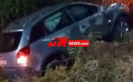 Carro cai em barranco de igarapé após fuga de blitz em Ji-Paraná