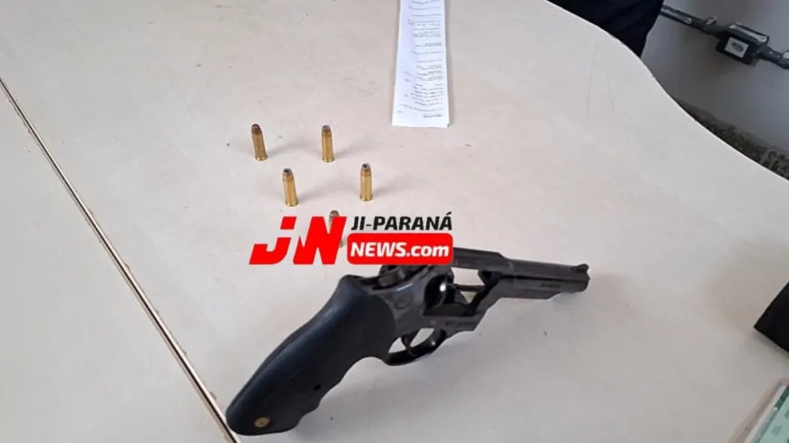 Homem colide veículo em residência e é preso por porte ilegal de arma de fogo