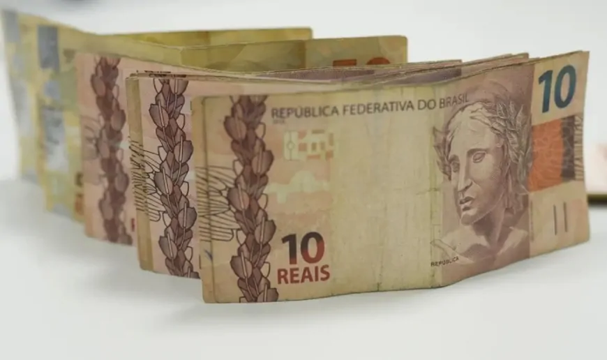 Desvalorização do Real causa fuga em massa de investidores no Brasil