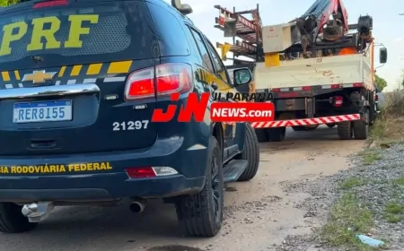 PRF registra acidente entre moto e caminhão na BR-364