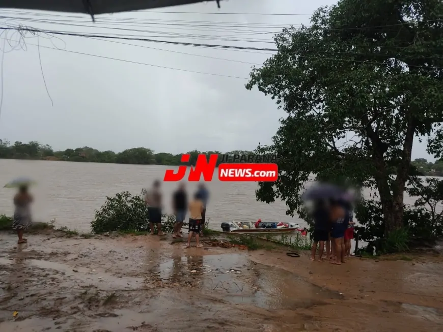 Moradora engata ré por engano e cai com carro no rio Machado