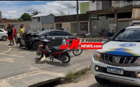 Carro perde o controle e atinge academia após colisão com moto em cruzamento movimentado