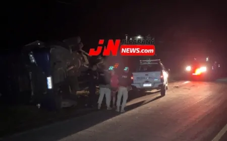 Carreta carregada de carne tomba em rotatória do Anel Viário