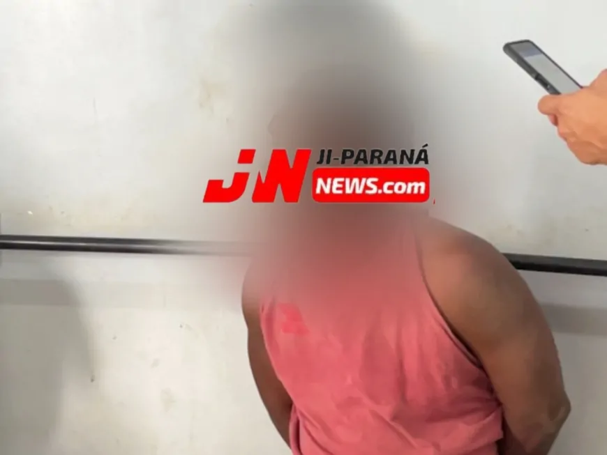 Homem é preso por perturbação e injúria discriminatória contra enteado