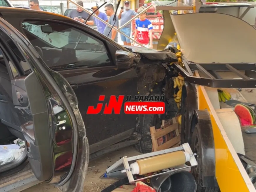 Jeep avança preferencial e causa colisão em cruzamento movimentado