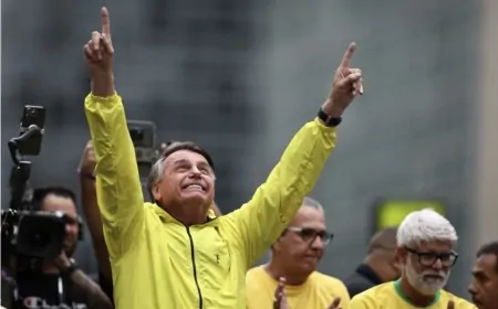 Após 12 horas, termina, com sucesso, cirurgia de Bolsonaro