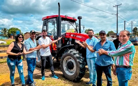 Deputado Nim Barroso entrega trator para associação de produtores rurais em Machadinho D'Oeste