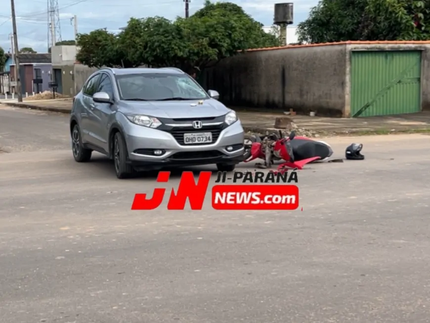 Colisão entre automóvel e motoneta deixa mulher ferida em Ji-Paraná