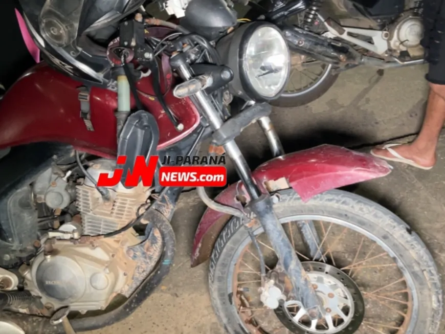 Acidente entre duas motos deixa feridos em rotatória no 1º distrito