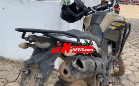 Condutor Foge da Polícia com Duas Passageiras Sem Capacete e Motocicleta