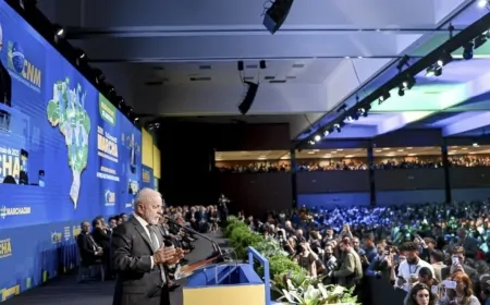 Novamente - Lula é vaiado por prefeitos
